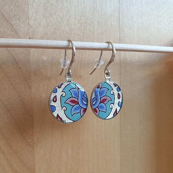 Opplyste blomster- og arabeske&oslash;redobber gr&oslash;nn/s&oslash;lv/bl&aring;/rosa