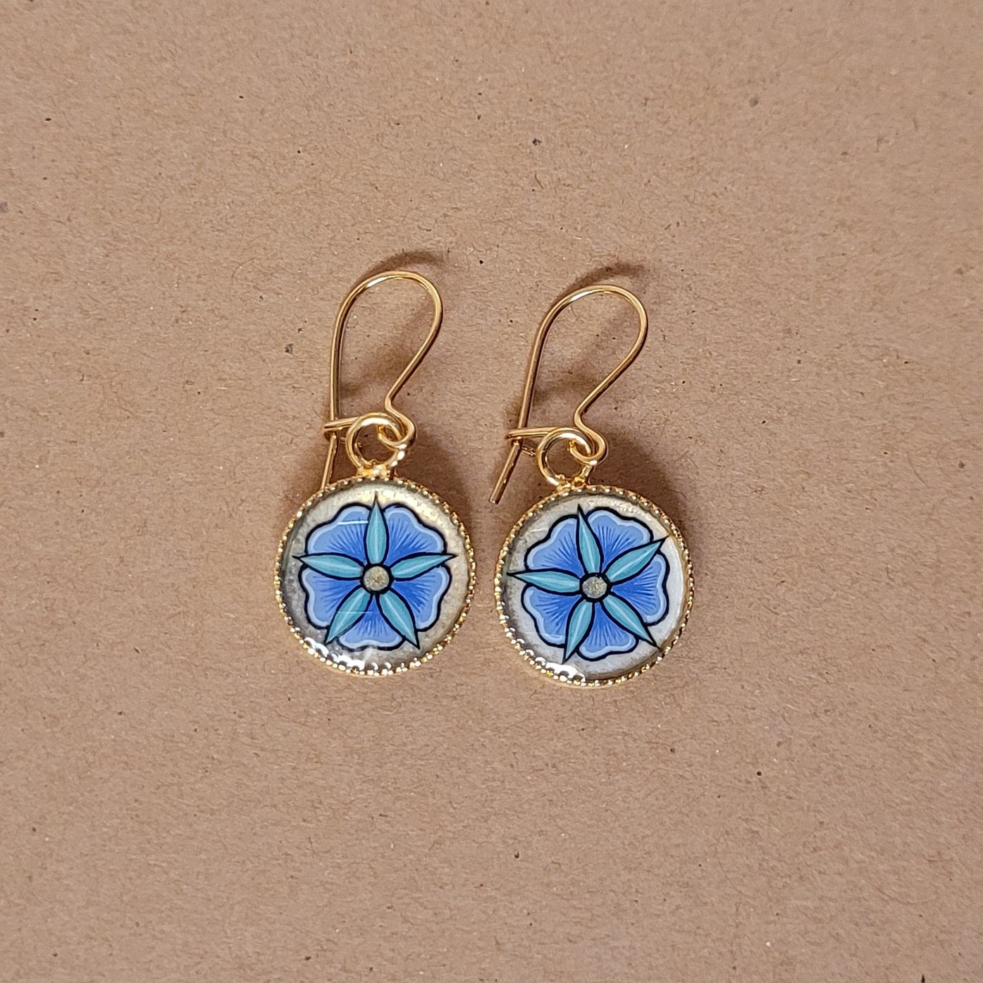 Boucles d'oreille enlumin&eacute;es petites fleurs printani&egrave;res