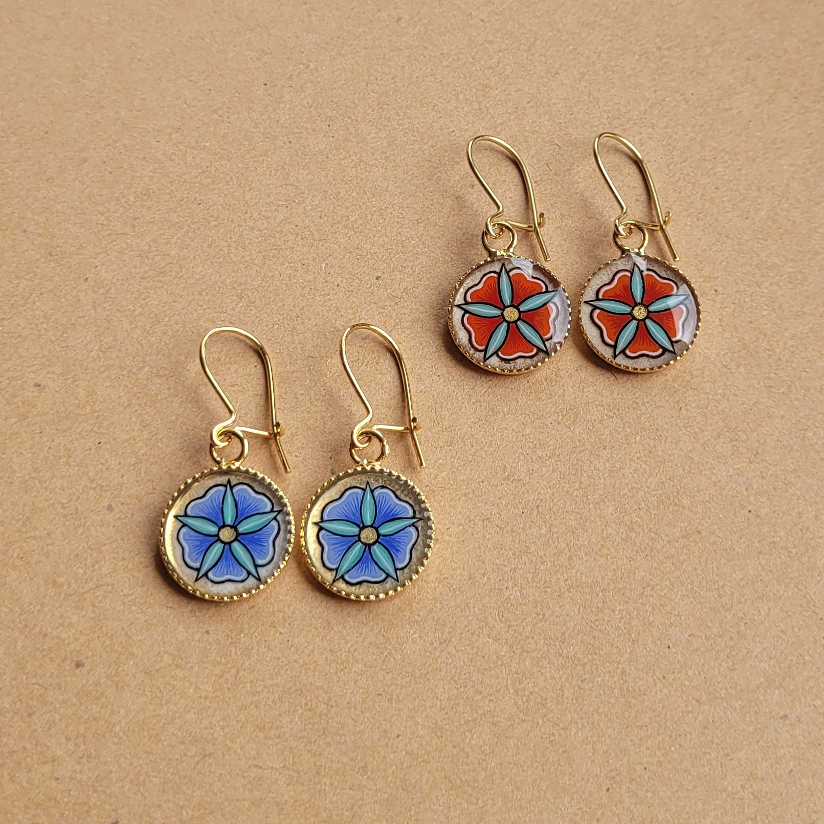 Boucles d'oreille enlumin&eacute;es petites fleurs printani&egrave;res