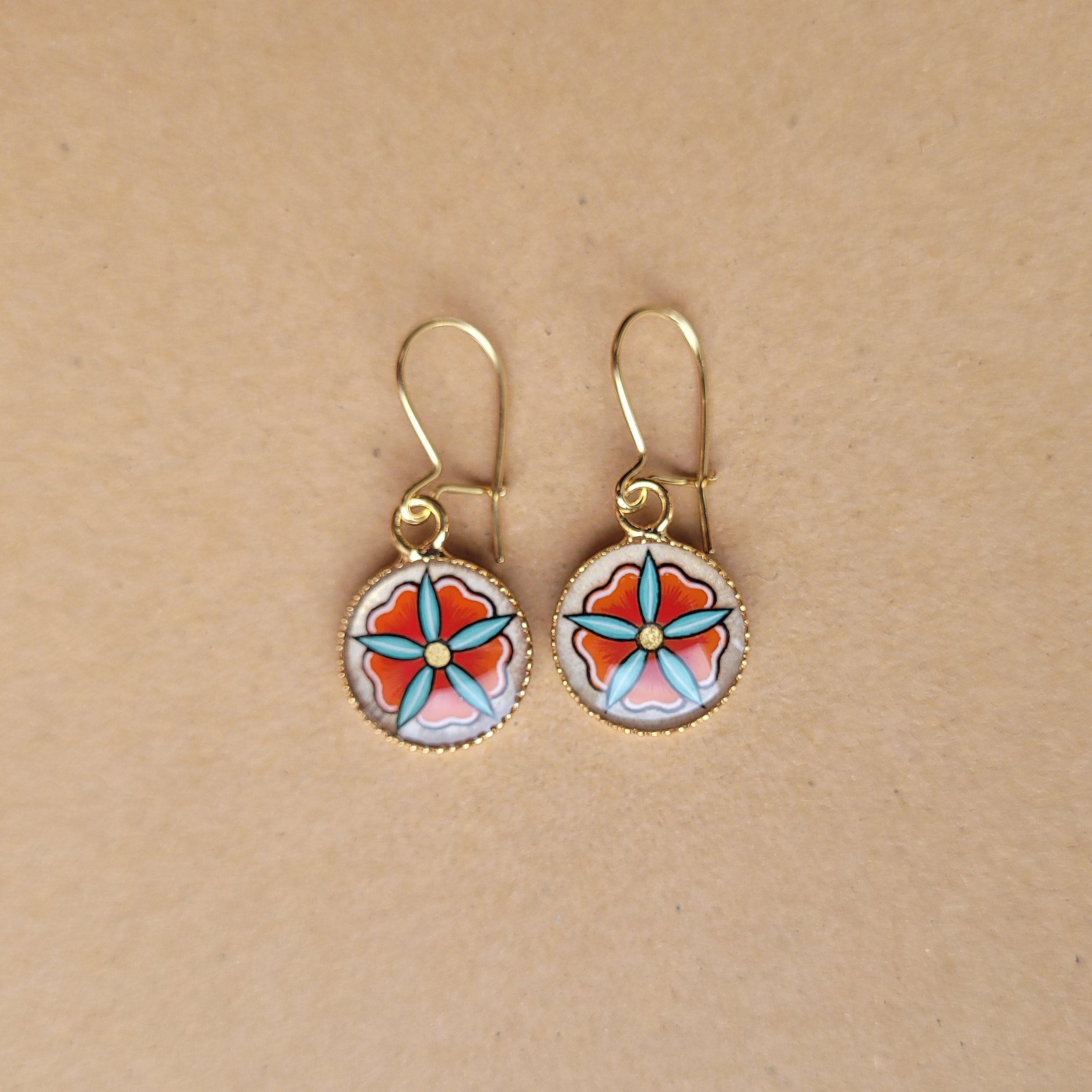 Boucles d'oreille enlumin&eacute;es petites fleurs printani&egrave;res