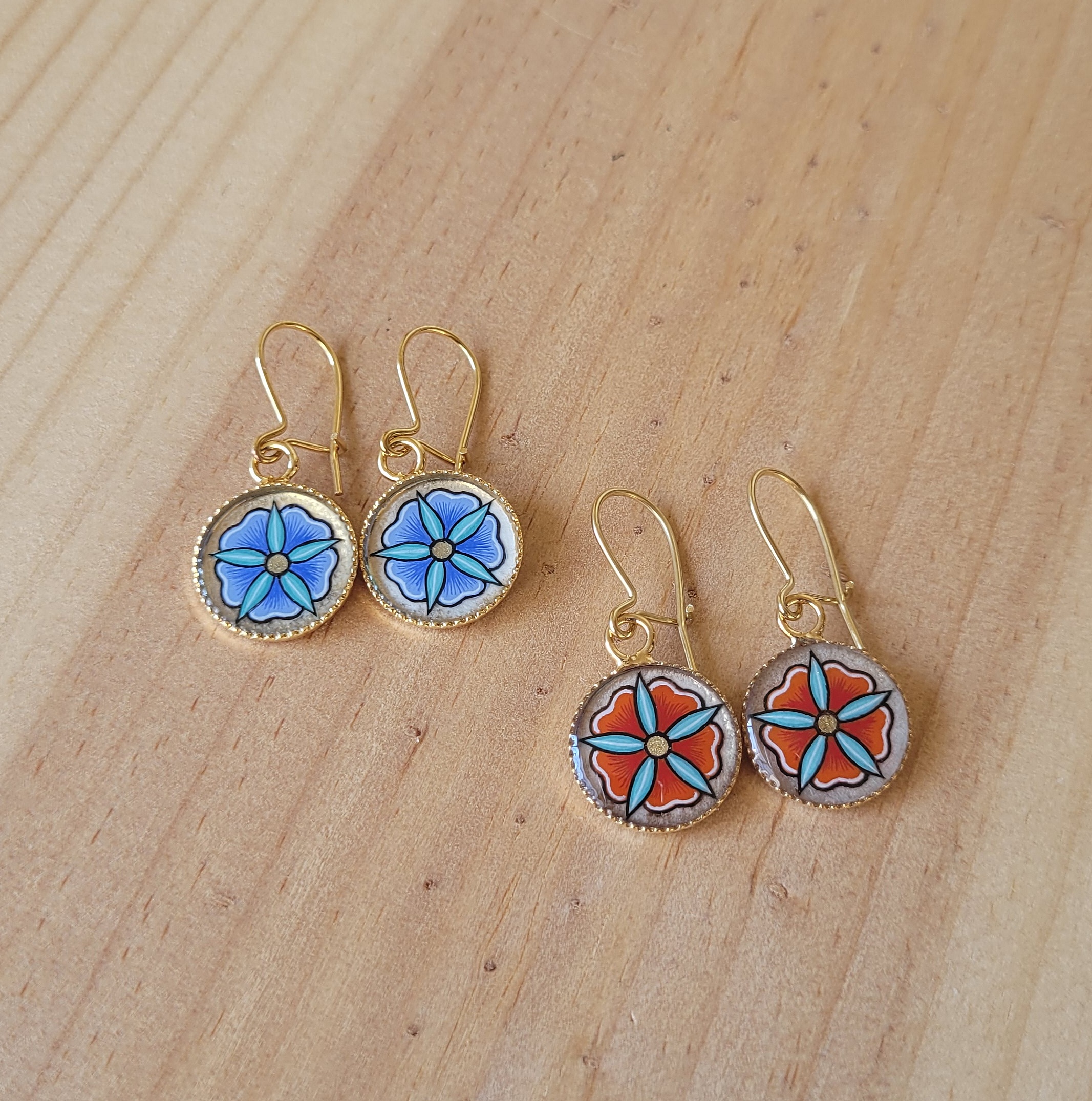Boucles d'oreille enlumin&eacute;es petites fleurs printani&egrave;res
