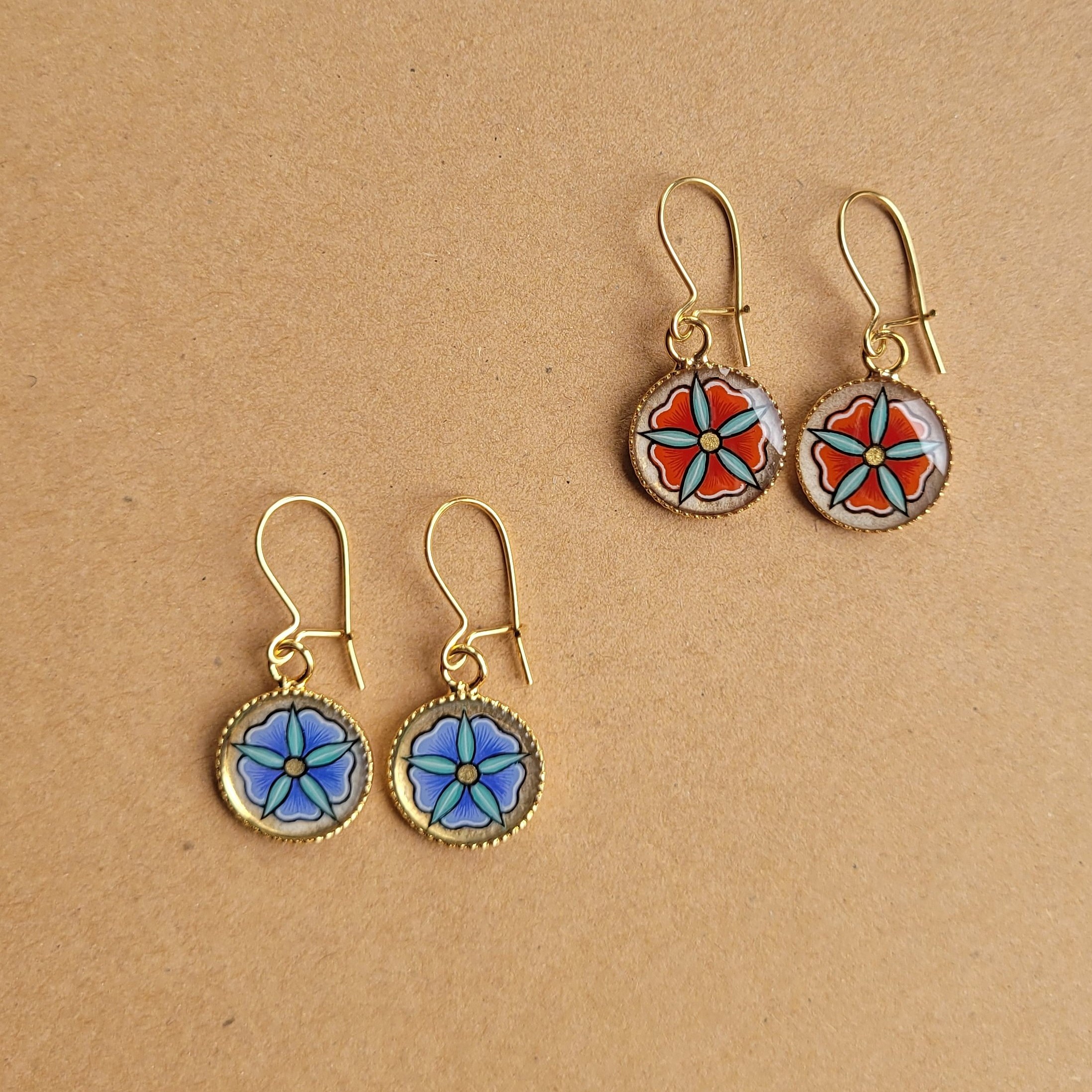 Boucles d'oreille enlumin&eacute;es petites fleurs printani&egrave;res