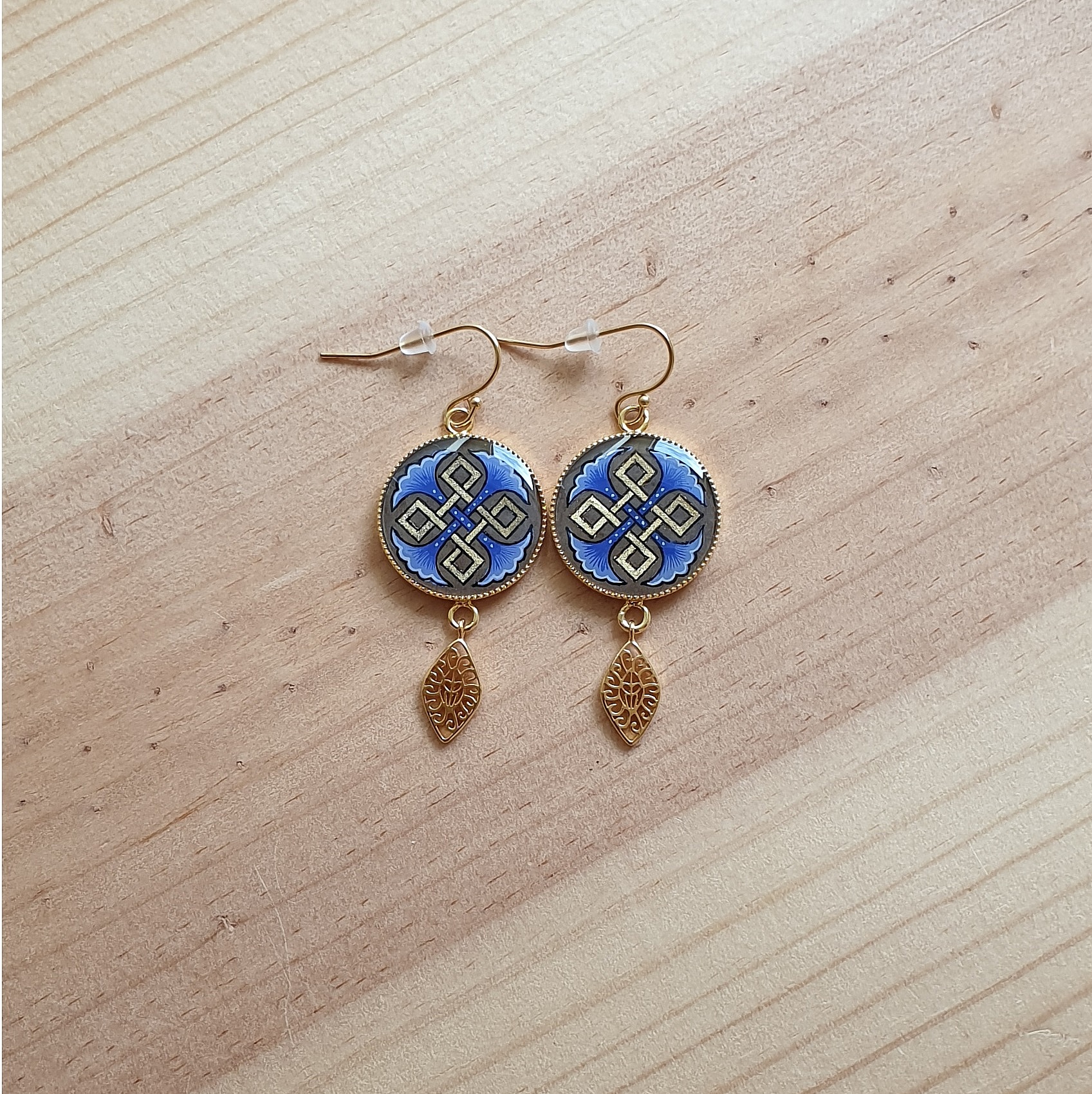 Boucles d'oreille pendantes entrelacs or et palmettes bleues ou rouges