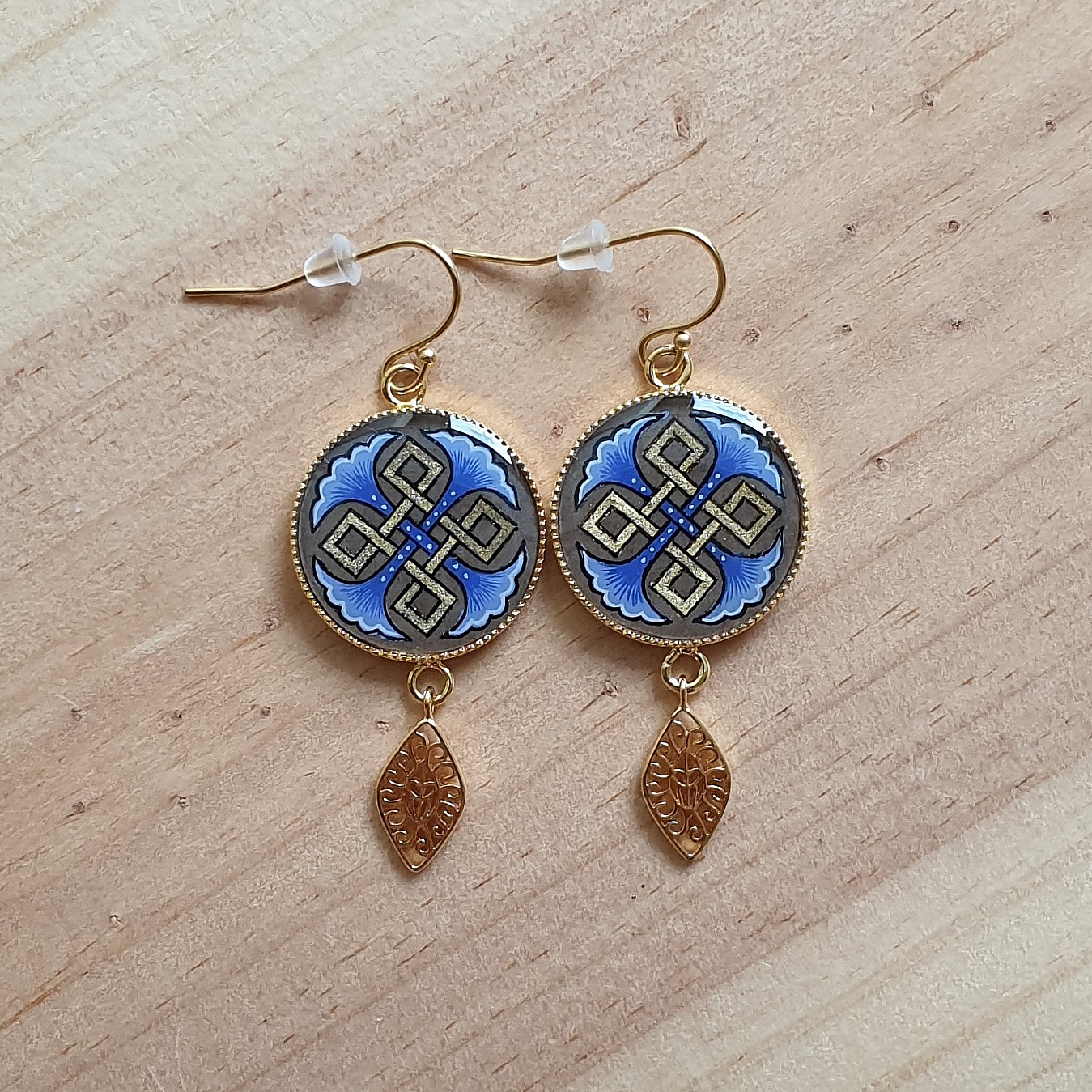 Boucles d'oreille pendantes entrelacs or et palmettes bleues ou rouges