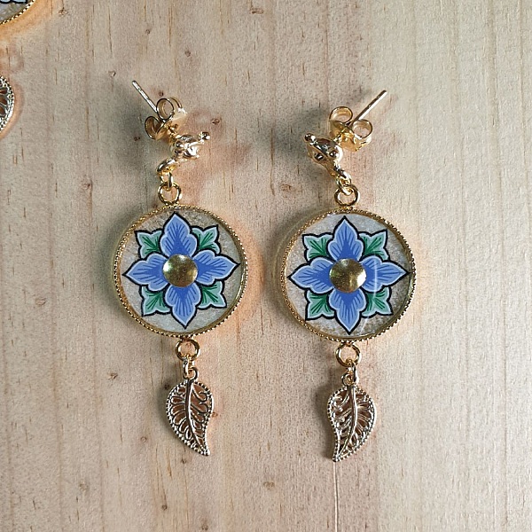 V&aring;ren rosa eller bl&aring; blomst dinglende &oslash;reringer