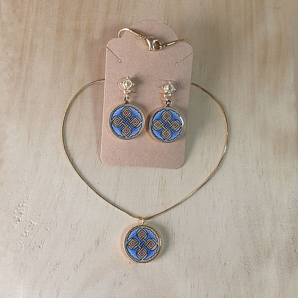 Opplyste &oslash;redobber med r&oslash;de eller bl&aring; palmetter og gull sammenfletting