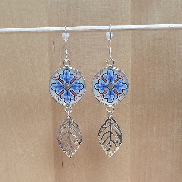 Boucles d'oreille pendantes enluminure motif v&eacute;g&eacute;tal et feuille