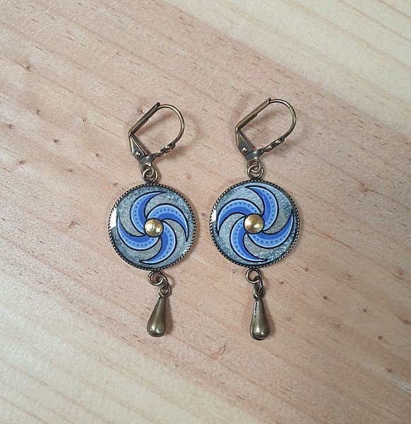 Boucles d'oreille pendantes enlumin&eacute;es spirale bleue