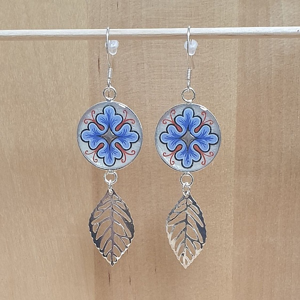 Boucles d'oreille pendantes enluminure motif v&eacute;g&eacute;tal et feuille