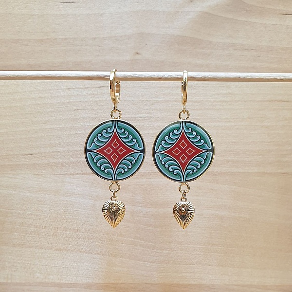 Boucles d'oreille pendantes enluminure motif v&eacute;g&eacute;tal m&eacute;di&eacute;val