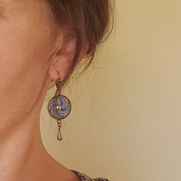 Boucles d'oreille pendantes enlumin&eacute;es spirale bleue