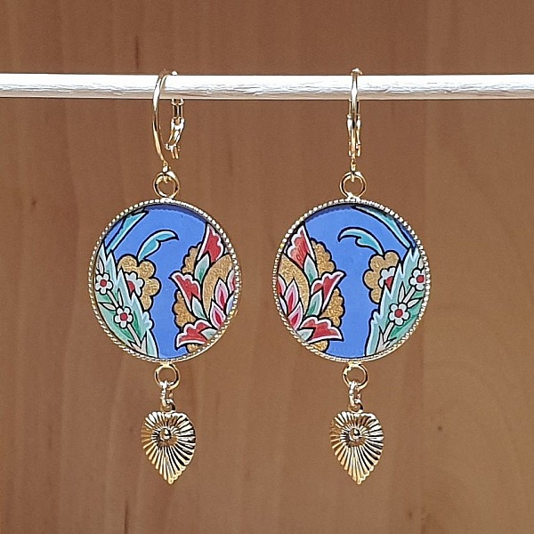 Orientalske blomster&oslash;reringer med bl&aring; bakgrunn