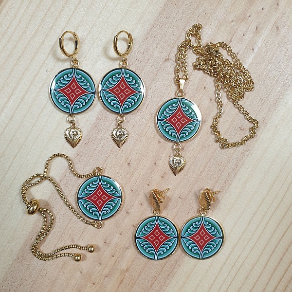 Boucles d'oreille pendantes enluminure motif v&eacute;g&eacute;tal m&eacute;di&eacute;val