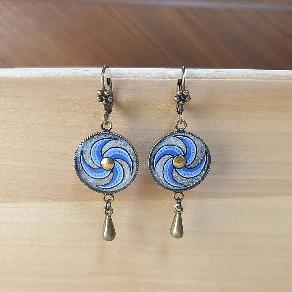 Boucles d'oreille pendantes enlumin&eacute;es spirale bleue