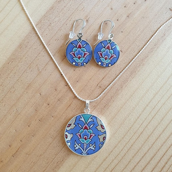 Bl&aring;/s&oslash;lv/gr&oslash;nn/rosa blomst og arabeske anheng &oslash;redobber