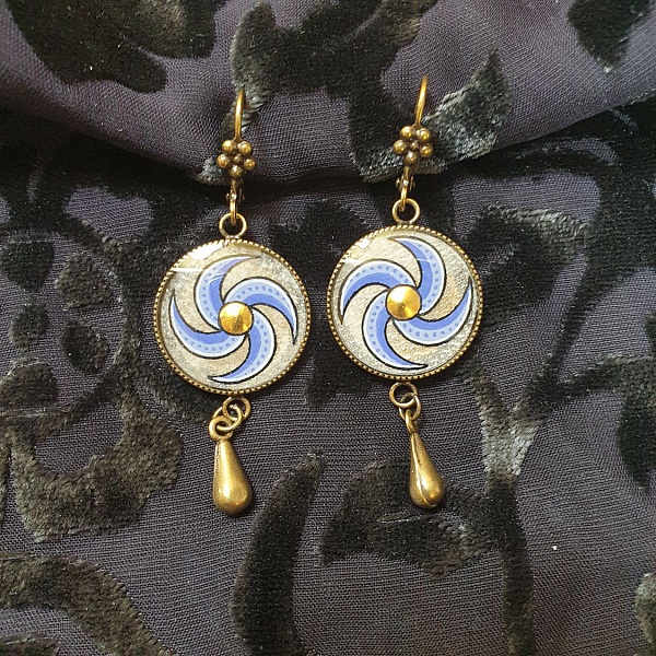 Boucles d'oreille pendantes enlumin&eacute;es spirale bleue