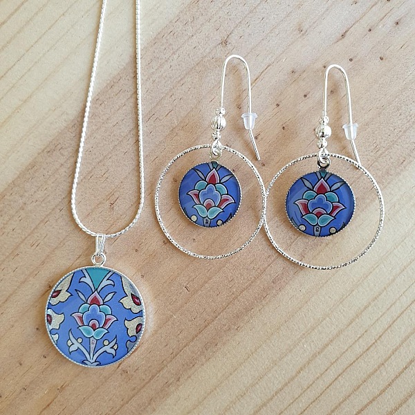 Bl&aring;/s&oslash;lv/gr&oslash;nn/rosa blomst og arabeske anheng &oslash;redobber