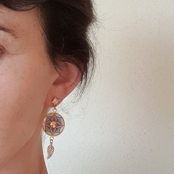 V&aring;ren rosa eller bl&aring; blomst dinglende &oslash;reringer