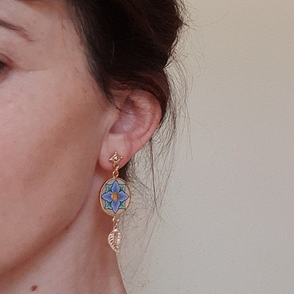 V&aring;ren rosa eller bl&aring; blomst dinglende &oslash;reringer