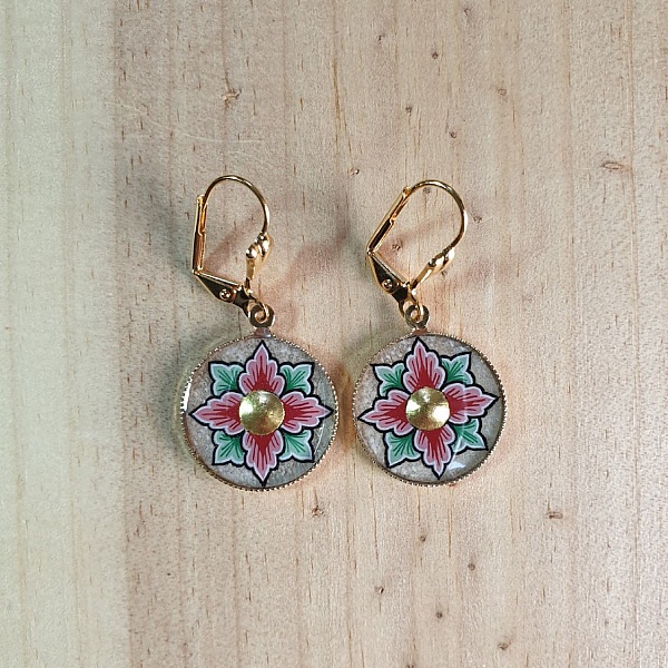 Boucles d'oreille pendantes printani&egrave;res fleur rose ou bleue