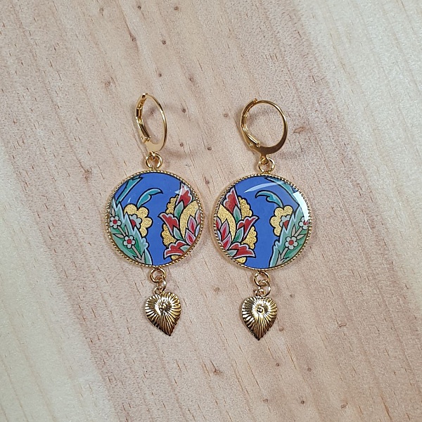 Orientalske blomster&oslash;reringer med bl&aring; bakgrunn