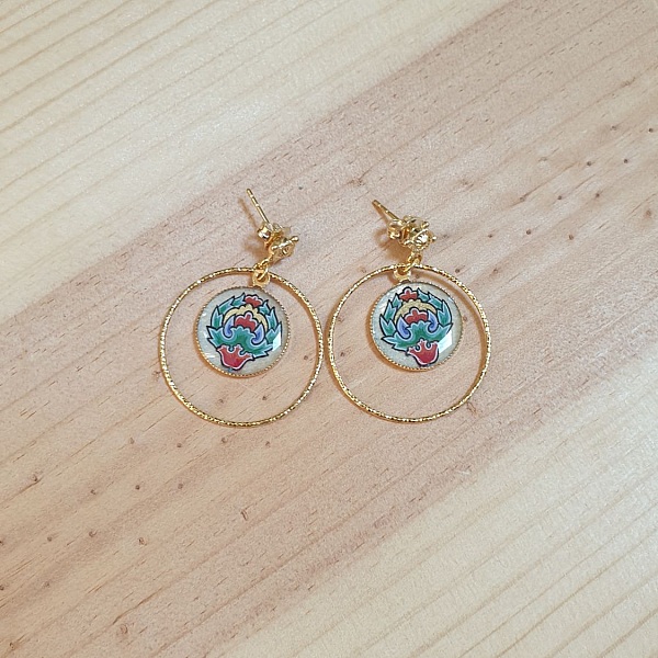 Boucles d'oreille pendantes enlumin&eacute;es fleur orientale