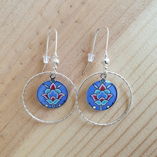 Bl&aring;/s&oslash;lv/gr&oslash;nn/rosa blomst og arabeske anheng &oslash;redobber