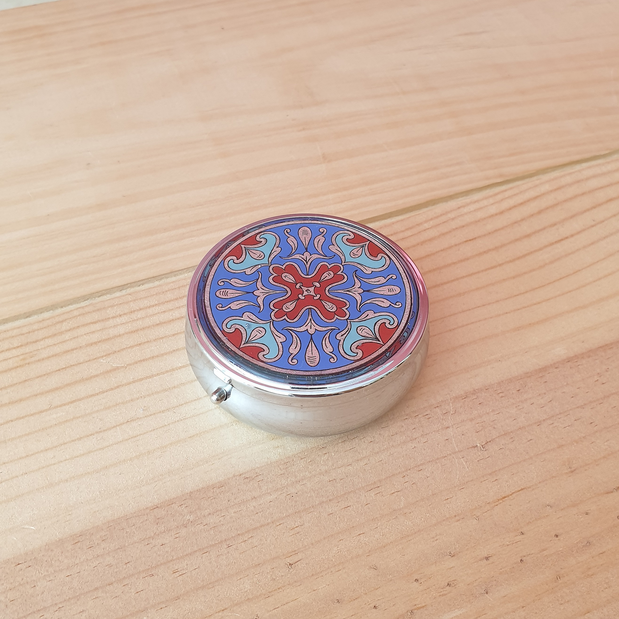 Bo&icirc;te pilulier enluminure arabesques argent