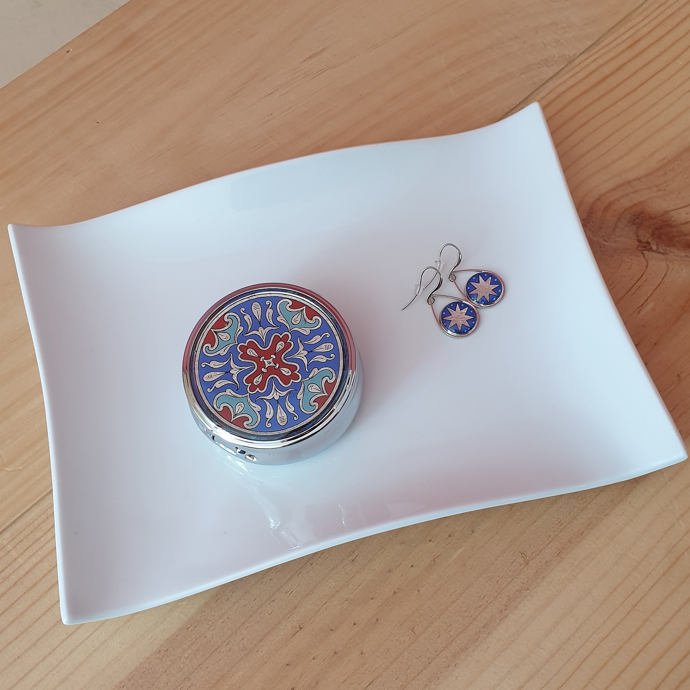 Bo&icirc;te pilulier enluminure arabesques argent