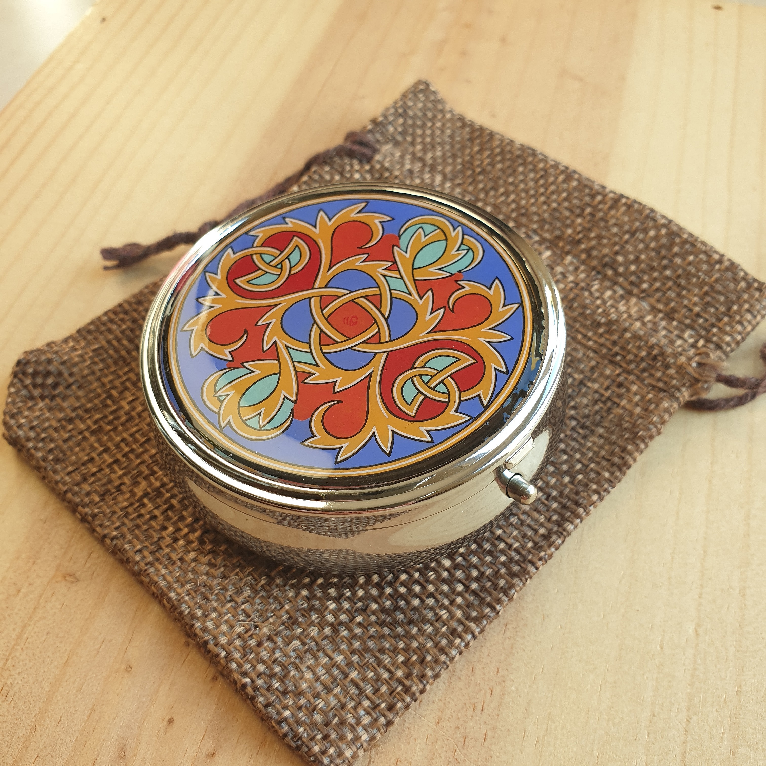 Bo&icirc;te pilulier enluminure palmettes entrelac&eacute;es