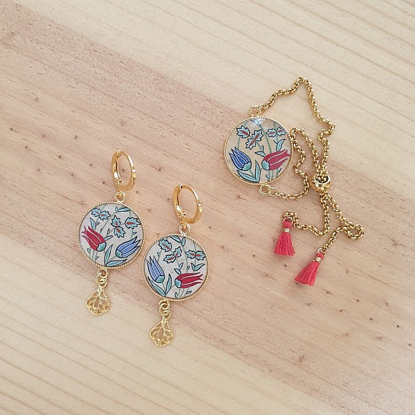 Bracelet r&eacute;glable enluminure tulipes