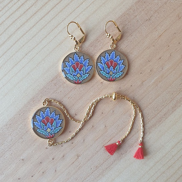 Bracelet r&eacute;glable enluminure fleur orientale bleue