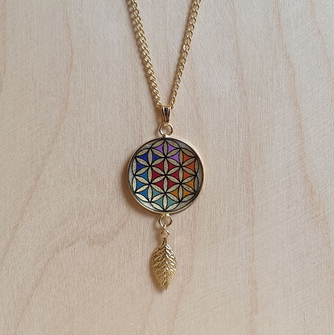 Collier pendentif fleur de vie et feuille or