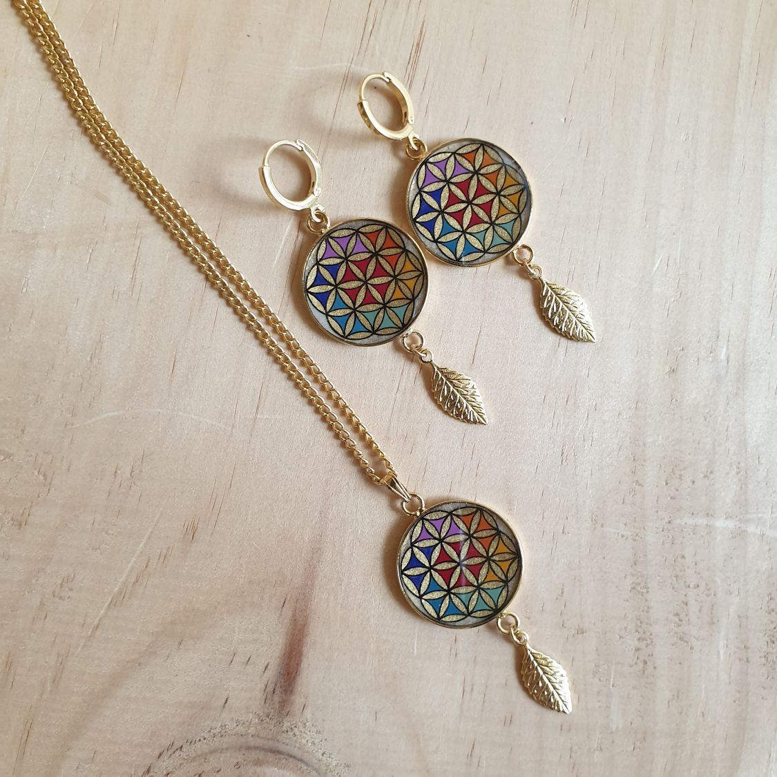 Collier pendentif fleur de vie et feuille or