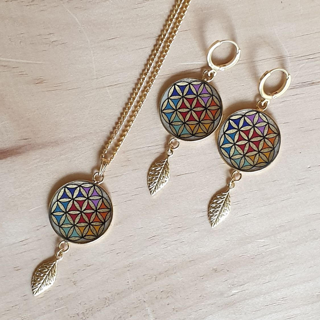 Collier pendentif fleur de vie et feuille or