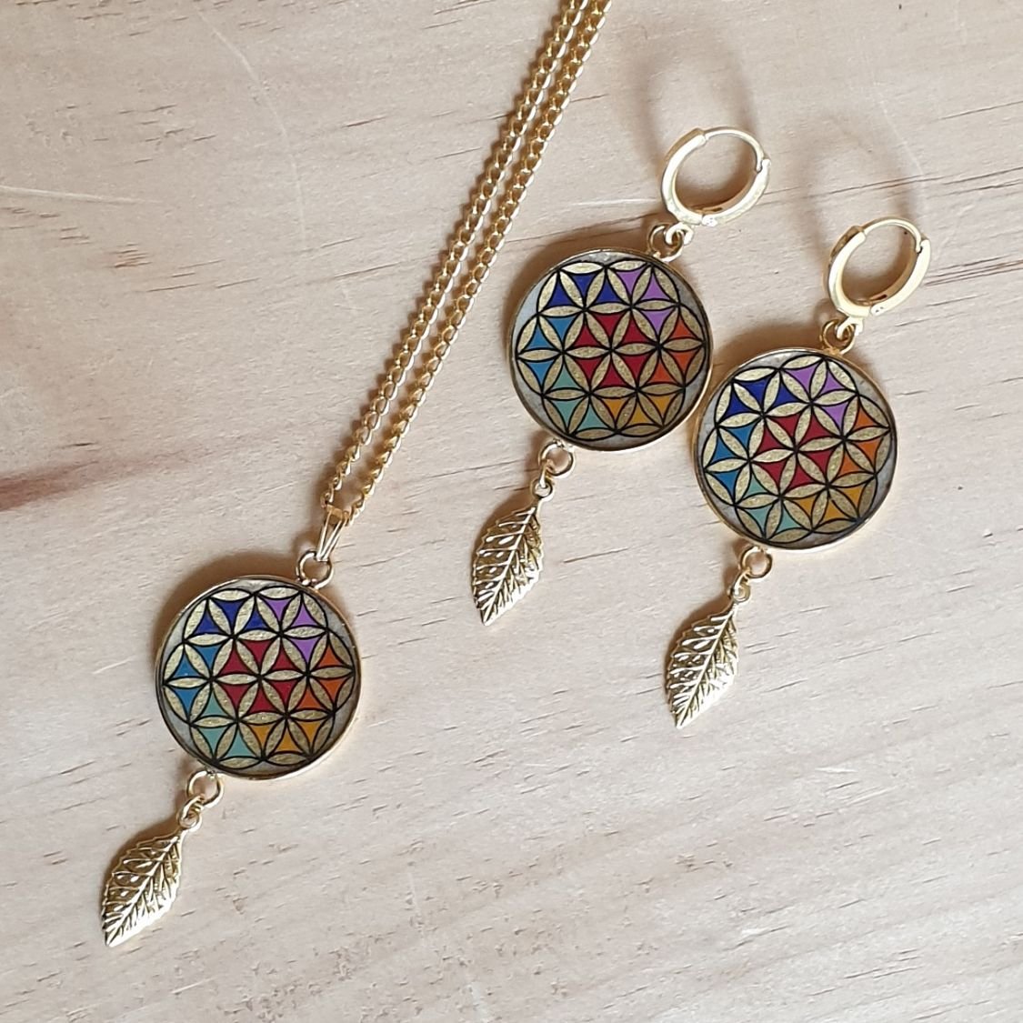 Collier pendentif fleur de vie et feuille or