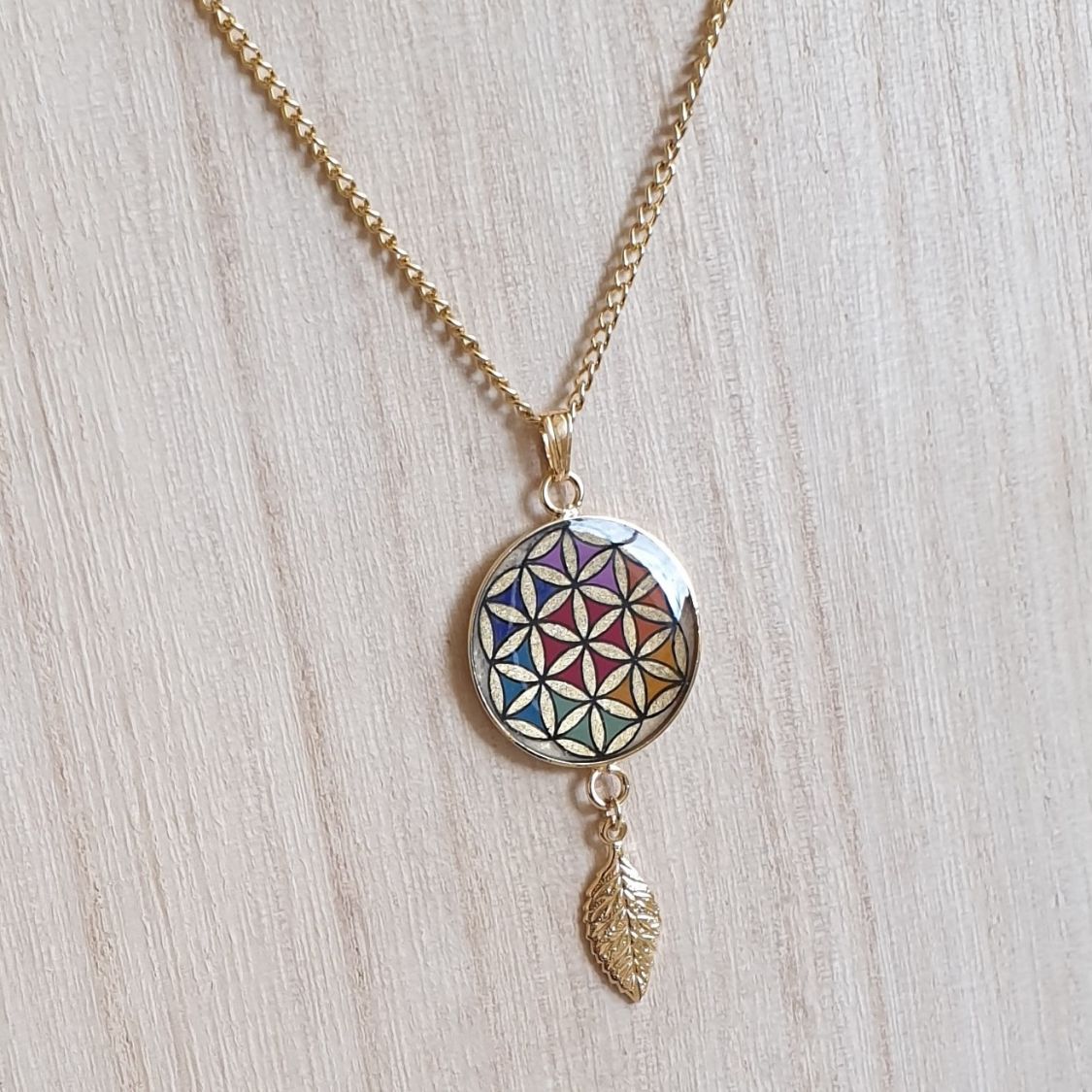 Collier pendentif fleur de vie et feuille or