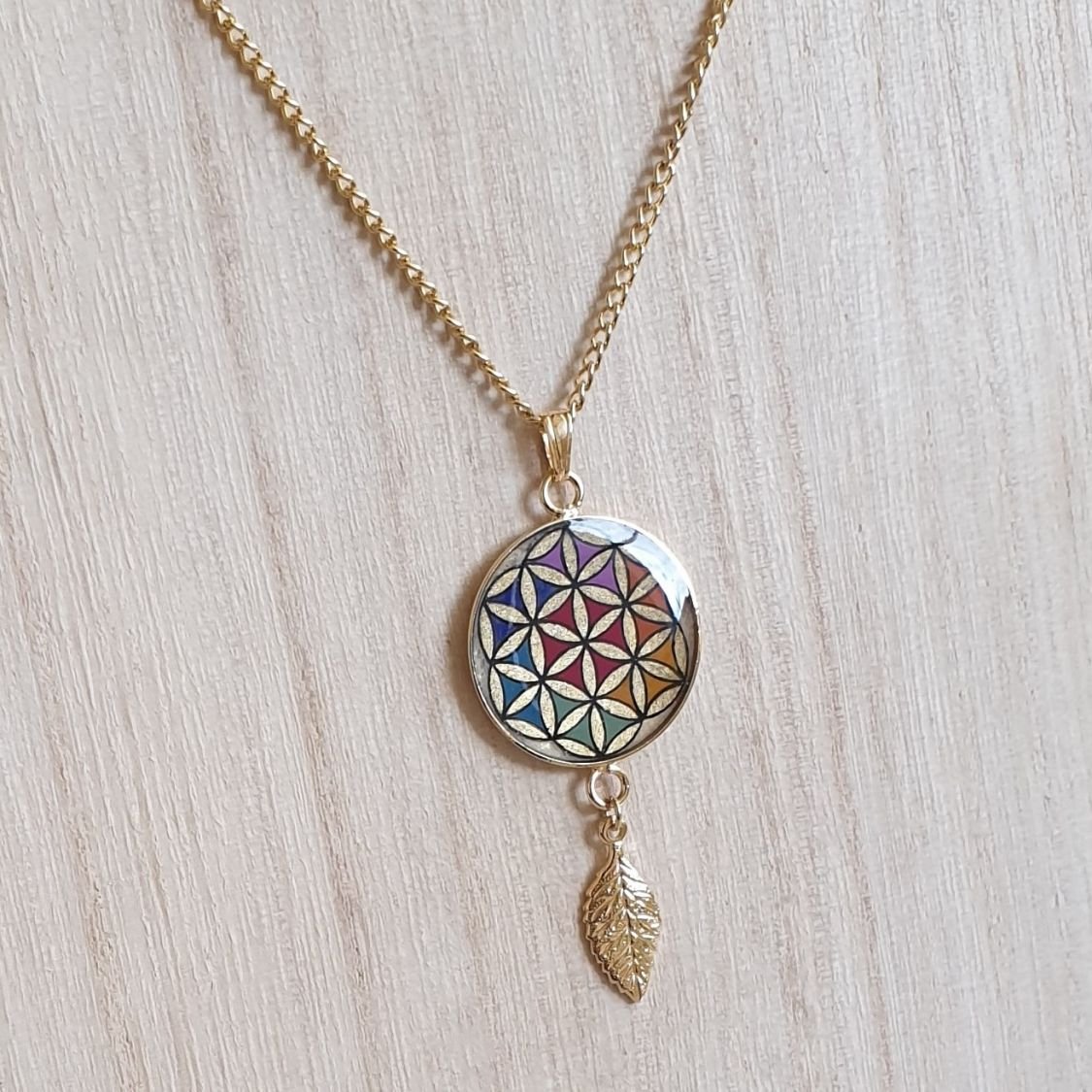 Collier pendentif fleur de vie et feuille or