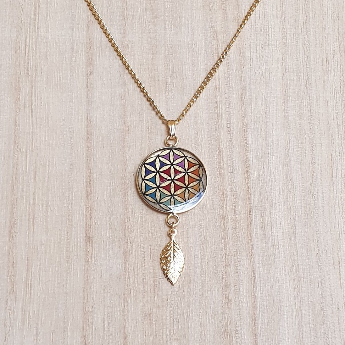 Collier pendentif fleur de vie et feuille or