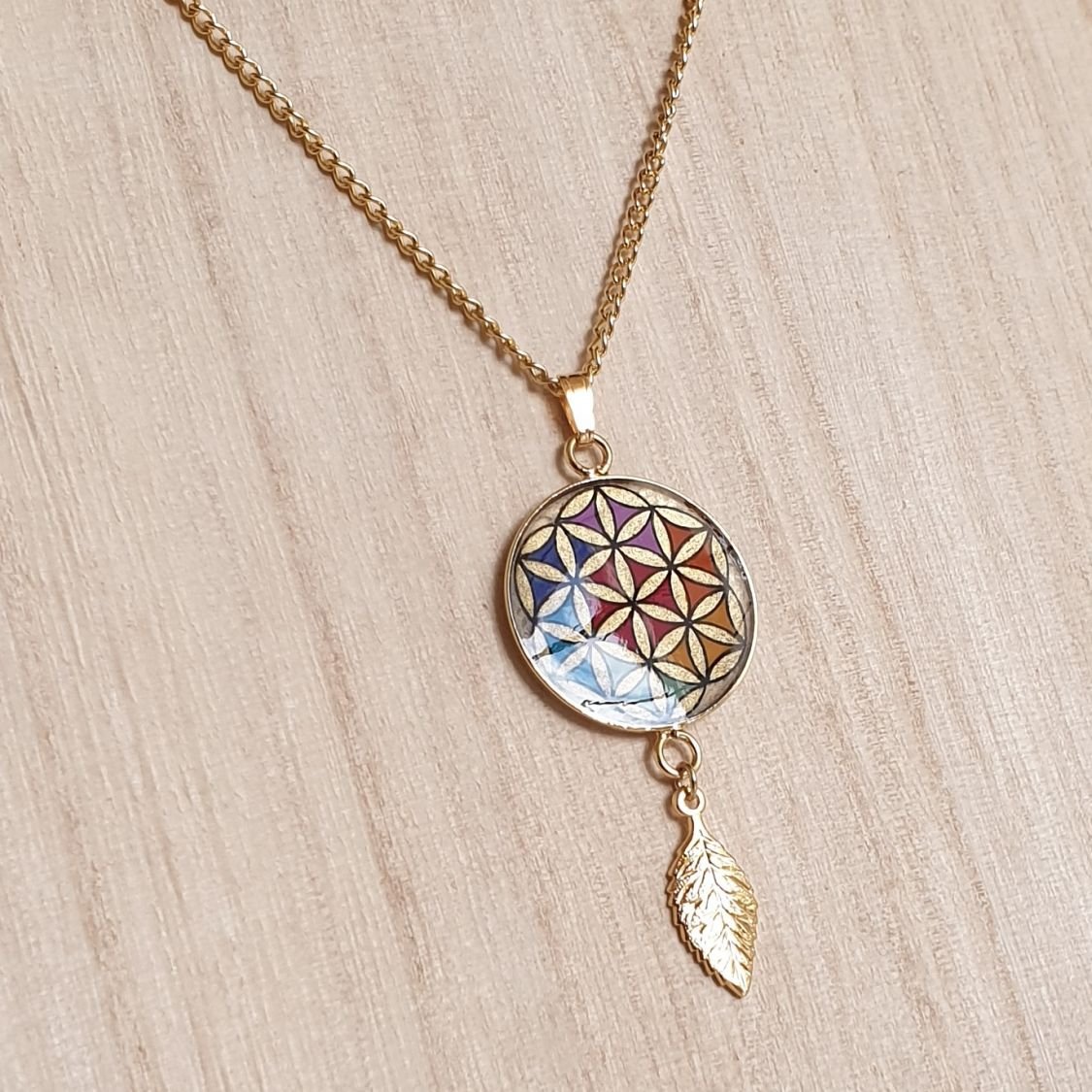Collier pendentif fleur de vie et feuille or