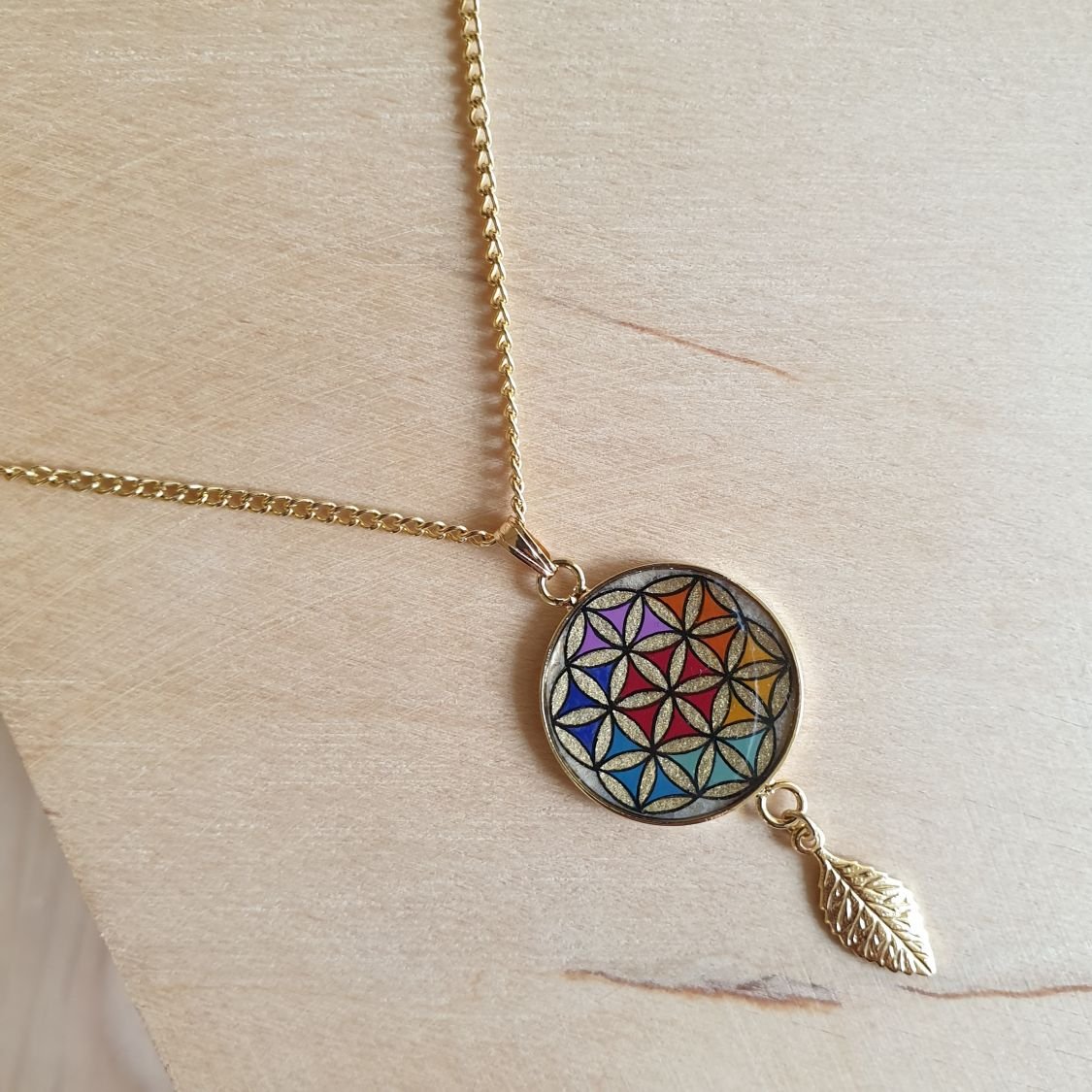 Collier pendentif fleur de vie et feuille or