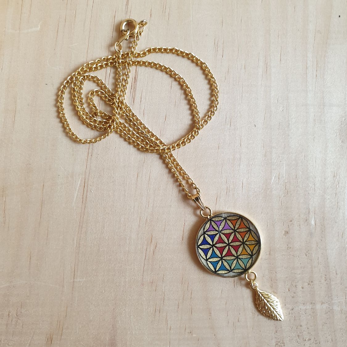 Collier pendentif fleur de vie et feuille or