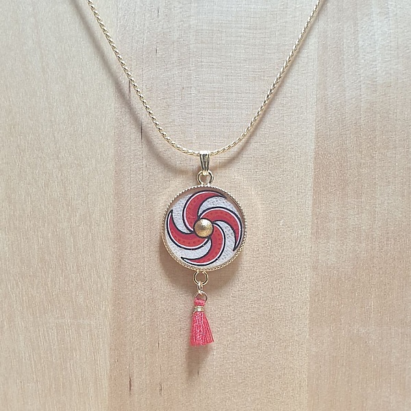 Collier pendentif enluminure spirale rouge et or