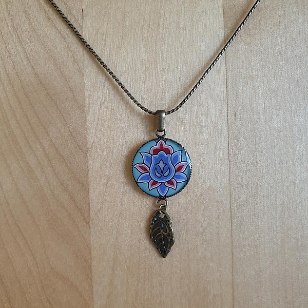 Gr&oslash;nt/bl&aring;tt/rosa blomsteranheng halskjede p&aring; s&oslash;lvkjede