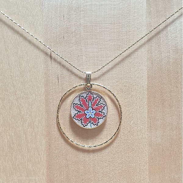 Collier pendentif fleur orientale rouge sur cha&icirc;ne dor&eacute;e