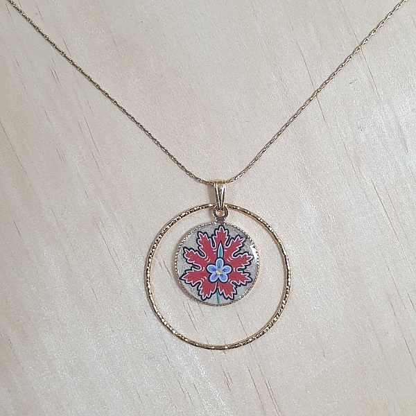 Collier pendentif fleur orientale rouge sur cha&icirc;ne dor&eacute;e