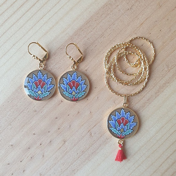 Halskjede anheng opplyst bl&aring; orientalsk blomst