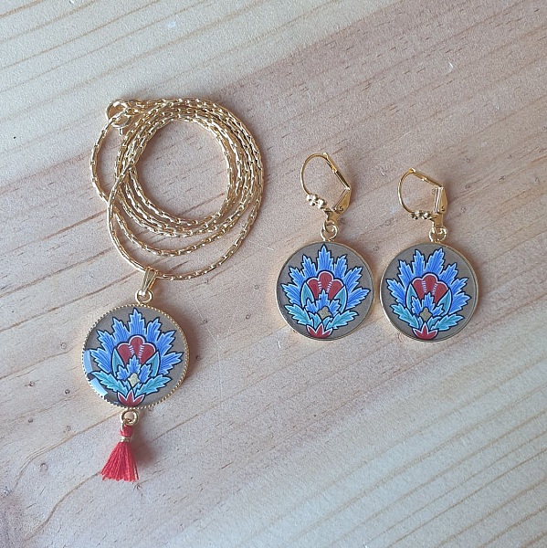 Halskjede anheng opplyst bl&aring; orientalsk blomst