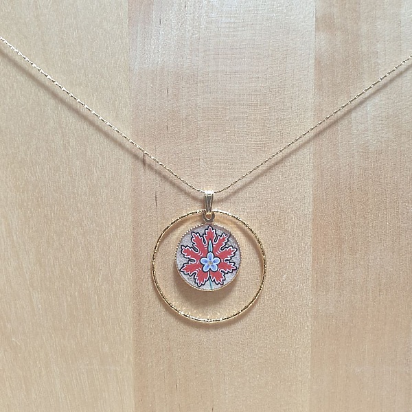 Collier pendentif fleur orientale rouge sur cha&icirc;ne dor&eacute;e
