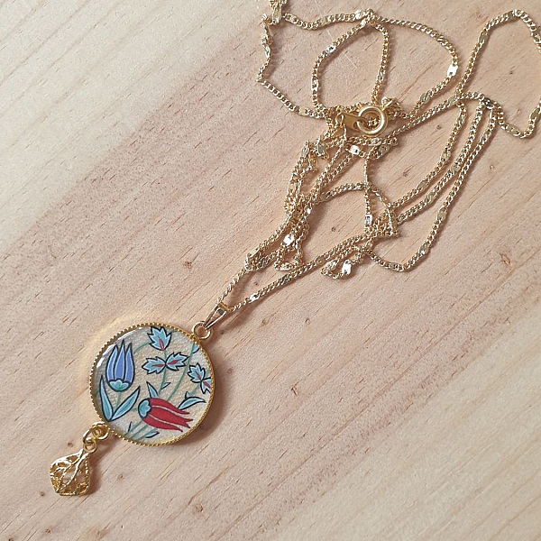 Halskjede anheng belyste orientalske blomster rundt halsen eller halskjede